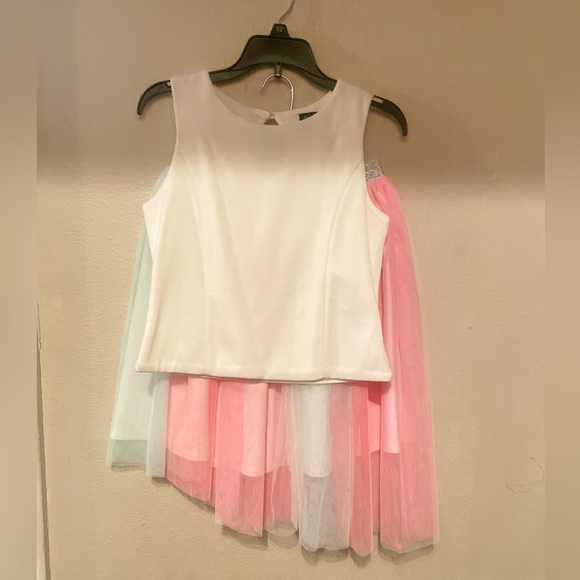 Girls skirt and white top - Picture 1 of 1